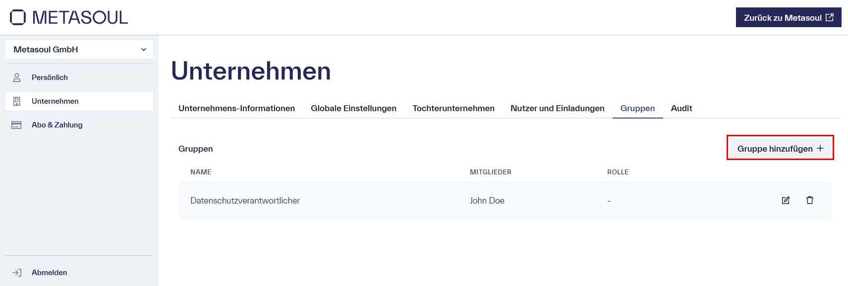 Auf der Seite &ldquo;Unternehmen&rdquo; ist der Reiter &ldquo;Gruppen&rdquo; ausgewählt. Eine Tabelle mit den Spalten &ldquo;Name&rdquo;, &ldquo;Mitglieder&rdquo; und &ldquo;Rolle&rdquo; zeigt die bestehende Gruppe &ldquo;Datenschutzverantwortlicher&rdquo; mit dem Mitglied &ldquo;John Doe&rdquo;. Oben rechts ist die Schaltfläche &ldquo;Gruppe hinzufügen&rdquo; hervorgehoben.