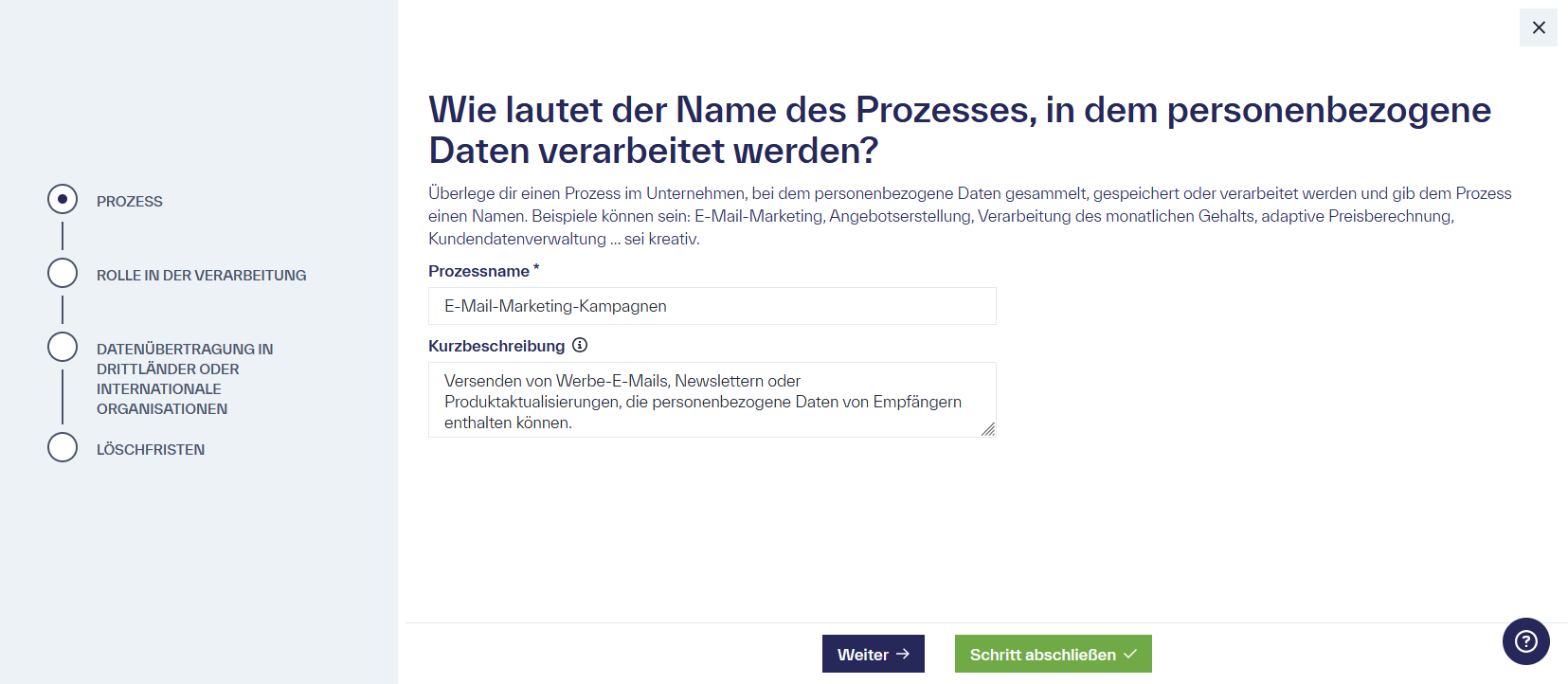 Erster Schritt beim Erstellen eines VVT: Auf der linken Seite der Webseite ist eine Fortschrittsanzeige sichtbar, während sich in der Mitte die Eingabefelder &ldquo;Prozessname&rdquo; und &ldquo;Kurzbeschreibung&rdquo; zum Ausfüllen befinden.