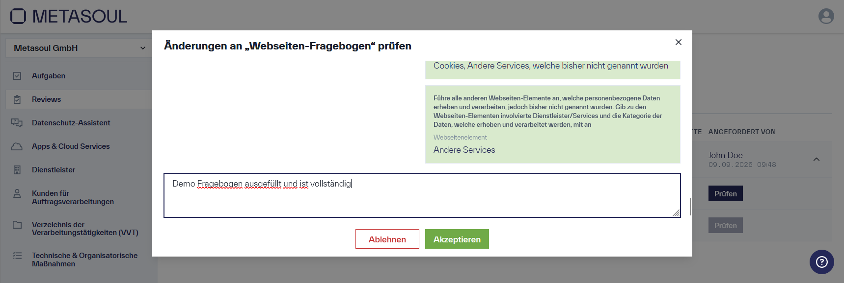 Pop-up-Fenster &ldquo;Änderungen an &ldquo;Webseiten-Fragebogen&rdquo; prüfen&rdquo; mit den vorgenommenen Änderungen, einem Kommentarfeld sowie den Schaltflächen &ldquo;Ablehnen&rdquo; und &ldquo;Akzeptieren&rdquo;.