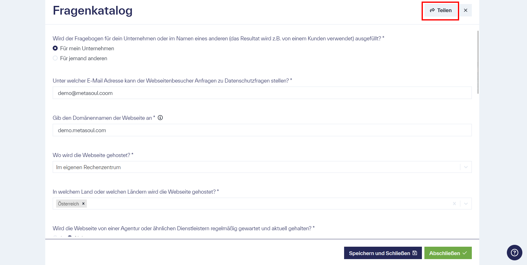 Der Fragenkatalog zeigt im oberen rechten Bereich die hervorgehobene Option „↱ Teilen“. Die Optionen „Speichern und Schließen“ sowie „Abschließen“ befinden sich im unteren Bereich.