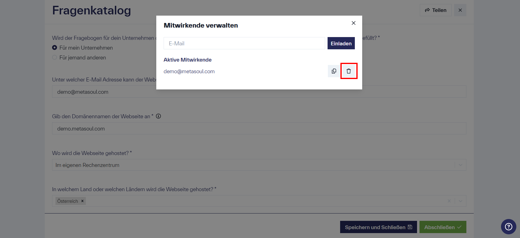 Ein Fenster mit dem Titel „Mitwirkende verwalten“, das die Option „Einladen“ sowie ein Eingabefeld „E-Mail“ enthält. Zudem ist unter „Aktive Mitwirkende“ der Eintrag „demo@metasoul.com“ mit den Optionen zum Löschen oder Kopieren aufgeführt.
