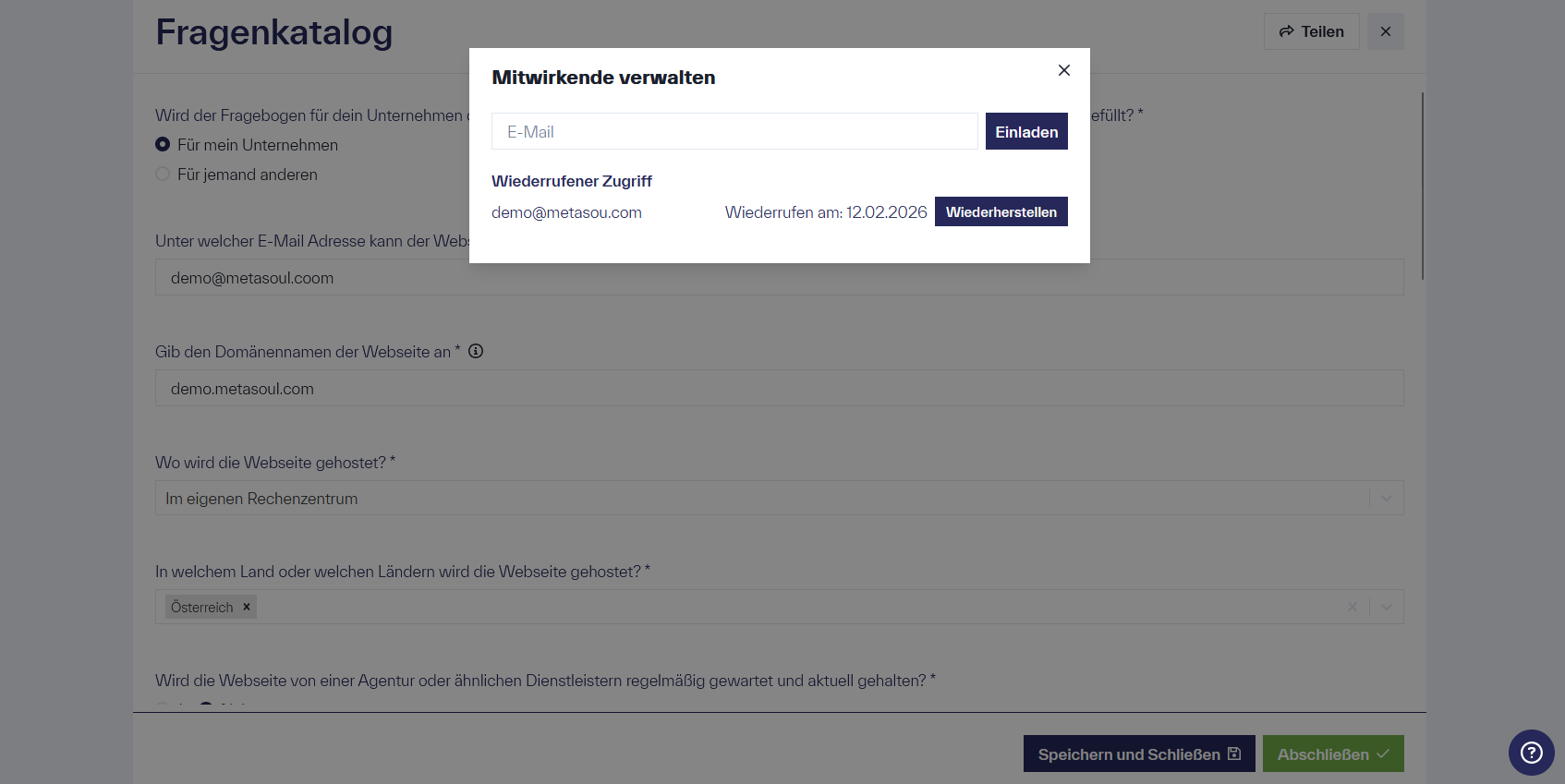 Ein Fenster mit dem Titel „Mitwirkende verwalten“, das die Option „Einladen“ sowie ein Eingabefeld „E-Mail“ enthält. Zudem ist unter „Aktive Mitwirkende“ der Eintrag „demo@metasoul.com“ mit der Option zum Wiederherstellen