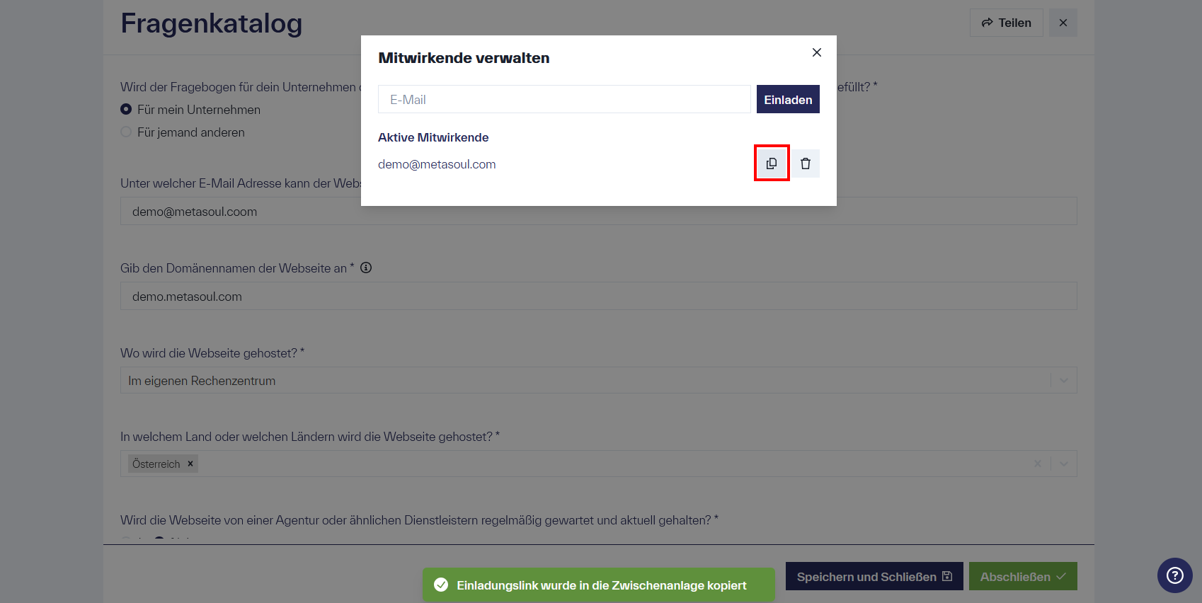 Ein Fenster mit dem Titel „Mitwirkende verwalten“, das die Option „Einladen“ sowie ein Eingabefeld „E-Mail“ enthält. Zudem ist unter „Aktive Mitwirkende“ der Eintrag „demo@metasoul.com“ mit den Optionen zum Löschen oder Kopieren aufgeführt.
