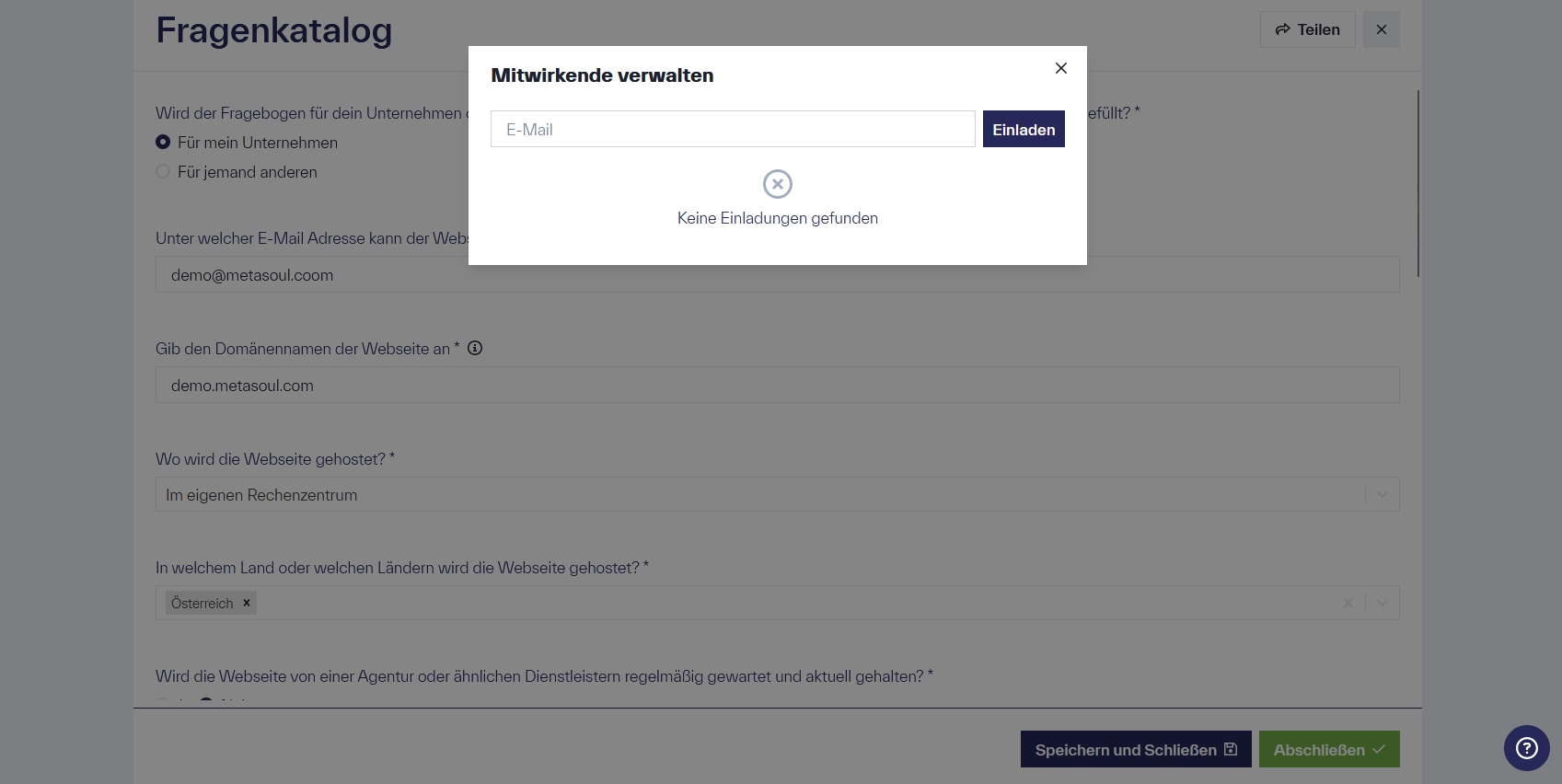 Ein Fenster mit dem Titel „Mitwirkende verwalten“, das die Option „Einladen“ sowie ein Eingabefeld „E-Mail“ enthält.